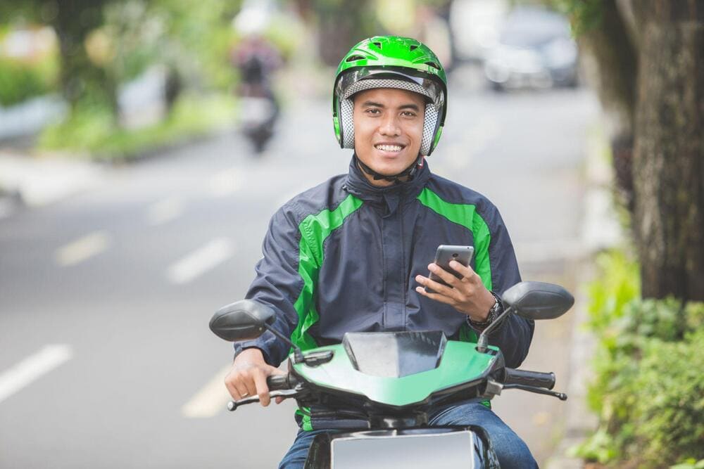 Ride-hailing services provide a quick and accessible way to travel, with the added benefit of cashless payments and transparent, fixed fares (Source: Freepik)